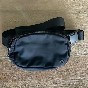 Lululemon everywhere belt bag // black